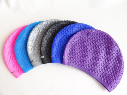 游泳戴硅膠的好還是布的好，硅膠泳帽和布泳帽哪個更舒服？